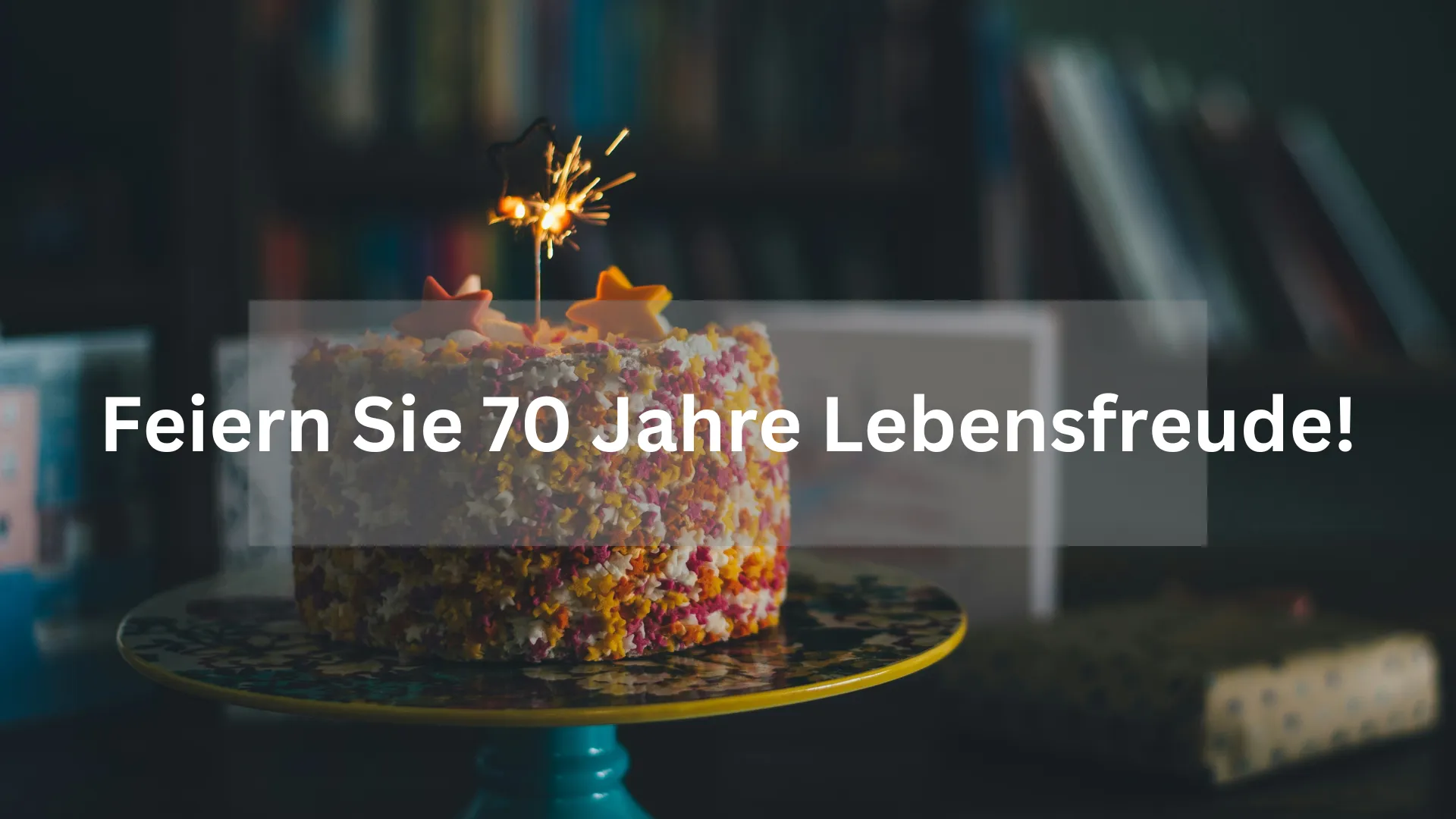 Glückwünsche zum 70. Geburtstag: Feiern Sie mit einem bunten Geburtstagskuchen und Wunderkerzen.